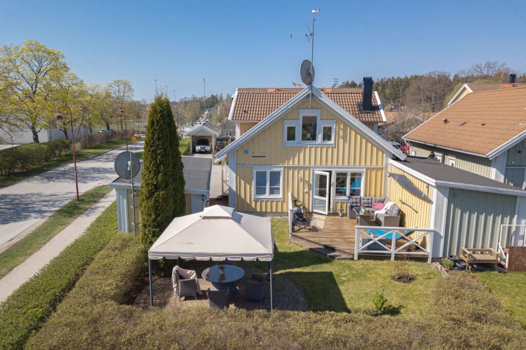 23. Fonsterrenovering sommarstuga Akersberga Trasattra scaled.jpg