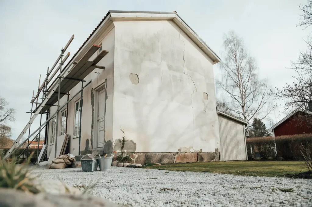 putsa om fasaden i r tt tid sprickor bompartier och tg rder som skyddar huset