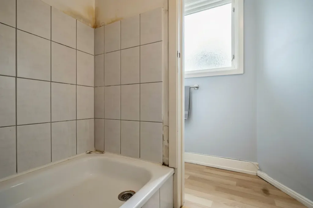 s uppt cker du fuktskador i badrummet innan renoveringen blir akut