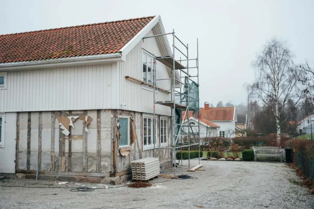 byta panel p huset tecken p r tskador r tt virke och tg rder som skyddar fasaden l nge